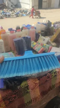 مكنسة يدوية زرقاء