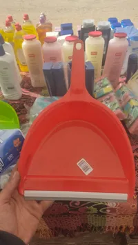 مجرفة تنظيف حمراء