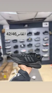 حذاء رياضي أديداس أسود