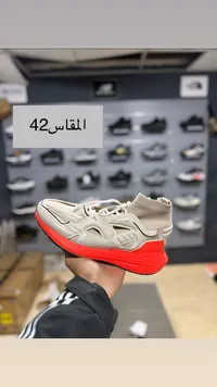 حذاء رياضي شبابي - تصميم عصري أبيض وأحمر