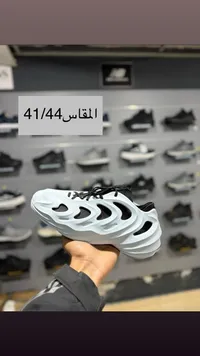 حذاء رياضي شبابي أبيض وأسود