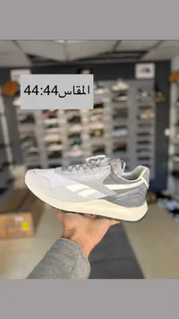 حذاء ريبوك كلاسيكي رمادي وأبيض