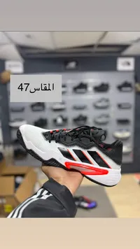حذاء رياضي أديداس - أبيض وأسود وأحمر