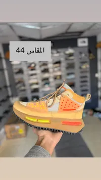 حذاء رياضي شبابي برتقالي مع تفاصيل نيون