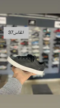 حذاء أديداس شبابي - أسود وأبيض