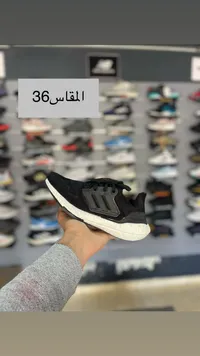 حذاء رياضي أديداس أسود وأبيض