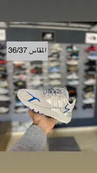 حذاء رياضي أديداس أبيض وأزرق