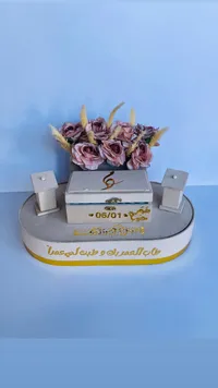 صندوق هدايا زفاف فاخر مع زهور وشموع