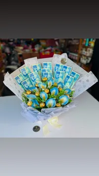 باقة هدية شوكولاتة وكرات زينة