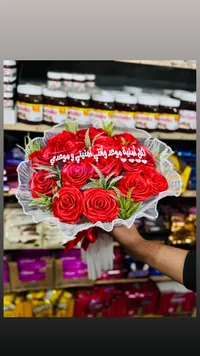 باقة ورد أحمر صناعي بتغليف أبيض