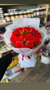 باقة ورد أحمر صناعي بتغليف فاخر