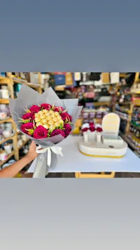 باقة ورد طبيعي مع شوكولاتة فيريرو روشيه (Ferrero Rocher)