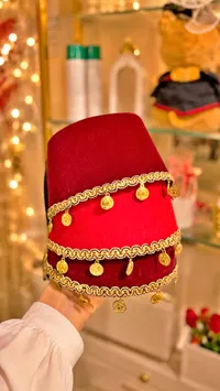 طربوش أحمر تراثي مزين بالعملات الذهبية