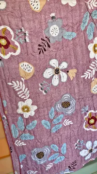 غطاء سرير مبطن بنقوش زهرية
