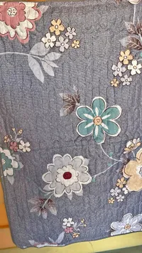 غطاء سرير مبطن بنقوش زهرية