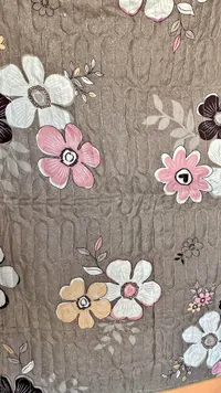 غطاء سرير مبطن بنقوش زهرية