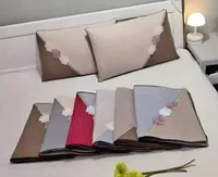 أغطية وسائد مزينة بالزهور