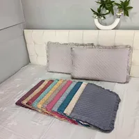 أغطية وسائد مبطنة بكشكشة