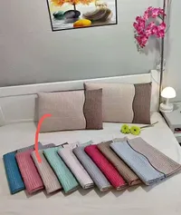 أغطية وسائد مبطنة متعددة الألوان