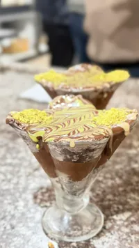 حلوى الشوكولاتة بالفستق واللوز