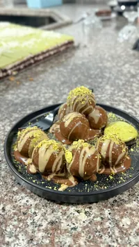 كرات الشوكولاتة بالفستق والطلاء الذهبي