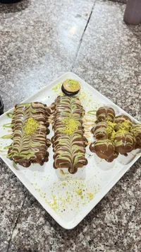 حلويات شوكولاتة بيستاشيو مزخرفة