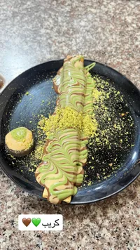 كريب بالفستق الحلبي مع صلصة الشوكولاتة