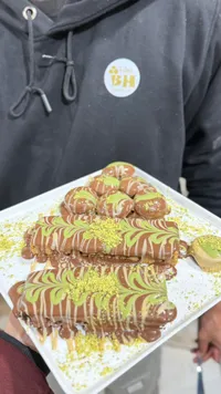 إكلير الشوكولاتة بالتوت والذهب