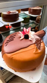كيك شوكولاتة وكراميل مزين
