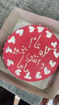 كيك عيد ميلاد مزين بالقلوب البيضاء