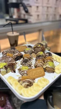 طبق حلويات شوكولاتة مشكلة