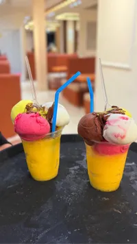 مشروب مرطب بالفواكه والآيس كريم
