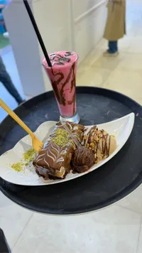 طبق بوظة مع كيك الشوكولاتة والمكسرات