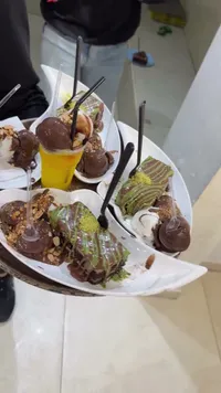 طبق براونيز مع الآيس كريم والشوكلاتة