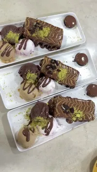 طبق كيك الشوكولاتة مع الآيس كريم