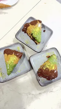 كيكة الليزي كيك بصوص الشوكولاتة والفستق