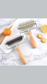أداة تخريم وتقطيع العجين بمقبض خشبي