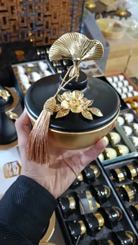 علبة زينة ذهبية بتصميم الجنكة والشرابة