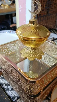 جرة عطر زجاجية ذهبية فاخرة بتصميم إسلامي
