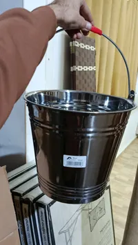 دلو حديد بمقبض معدني