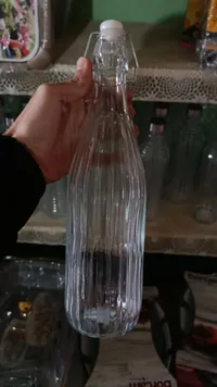 زجاجة ماء بتصميم مضلع