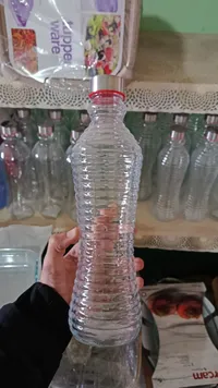 زجاجة ماء بلاستيكية شفافة
