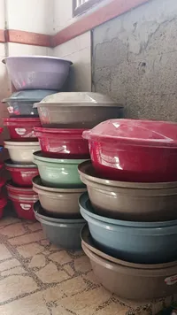 أوعية تخزين بلاستيكية ملونة