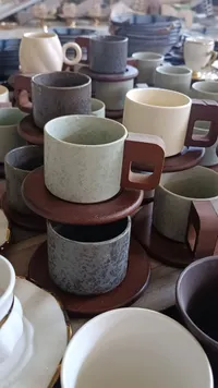 مجموعة أكواب سيراميك مع حوامل خشبية