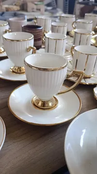 طقم فناجين قهوة بورسلين مع صحون - تصميم ذهبي وأبيض