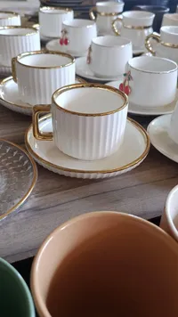 طقم فناجين قهوة بتصميم مضلع مع حافة ذهبية