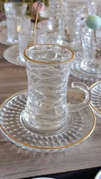طقم أكواب شاي زجاجي مع صحون ذهبية