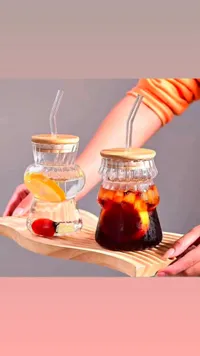 أكواب زجاجية مع غطاء وملعقة