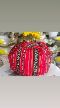 سلة تخزين نسيج أحمر بنقوش تقليدية