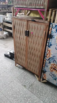 خزانة خشبية مع حوض أسماك علوي
